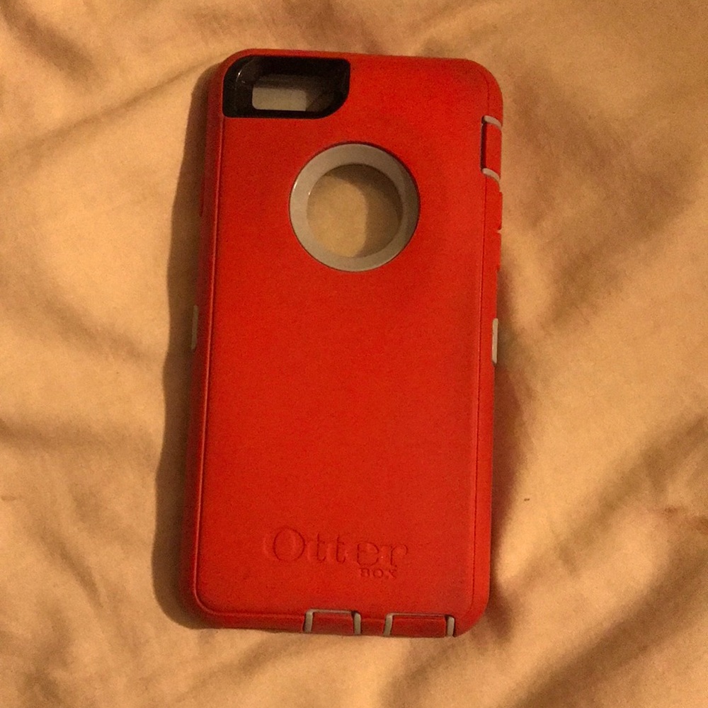 I’m selling an otterbox phone case for the phones iPhone 6 and 7
